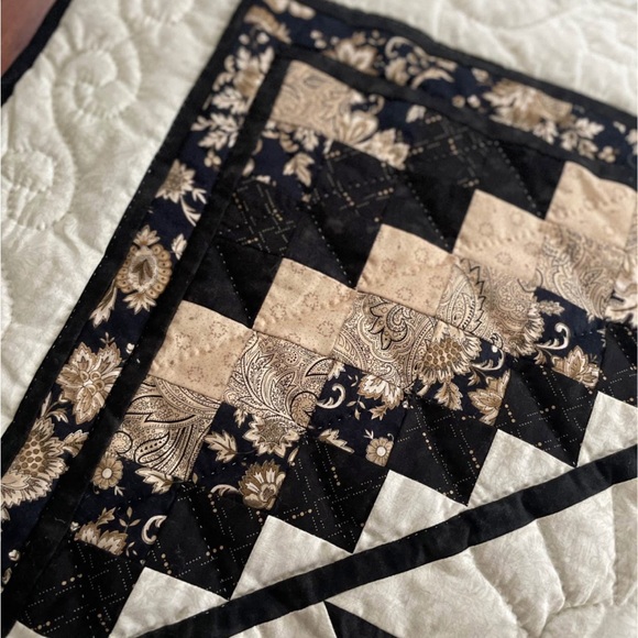 Authentic handstitched Amish Quilt wall hanging - Picture 2 of 7